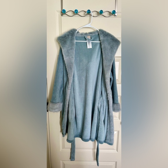 PB Teen Faux Fur Trimmed Robe - Light Blue - Picture 6 of 6